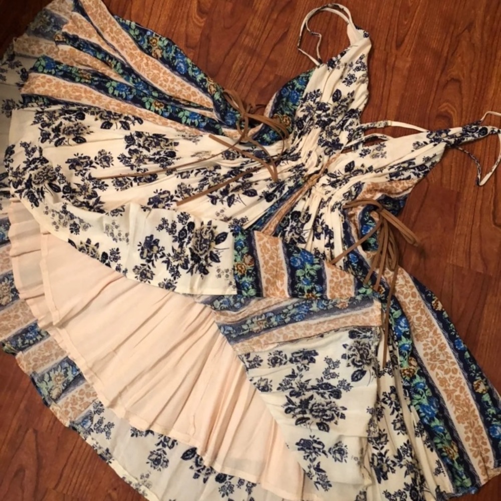SOLD- NWT selfie Leslie dress
